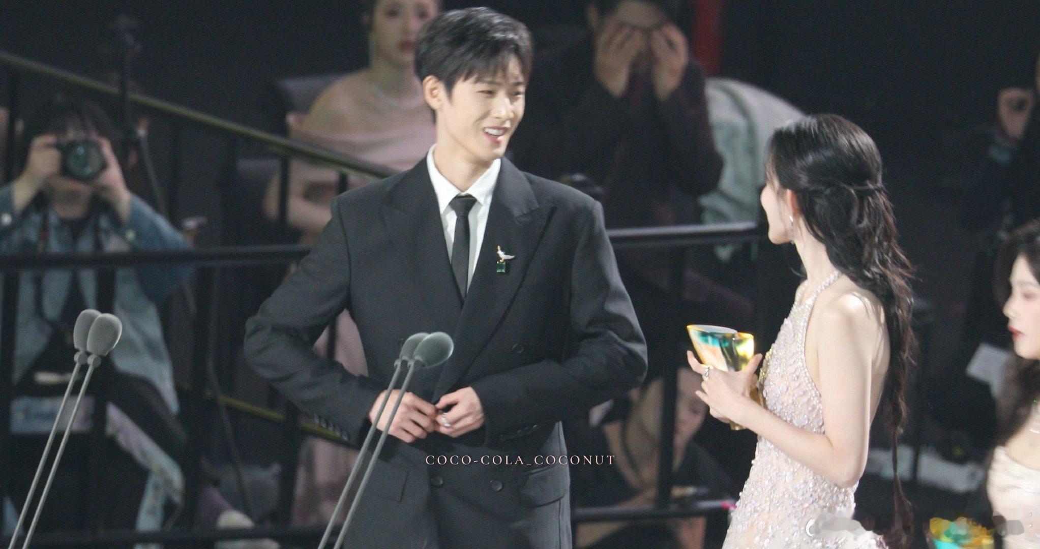 别人感谢粉丝 李昀锐感谢他的女主角 