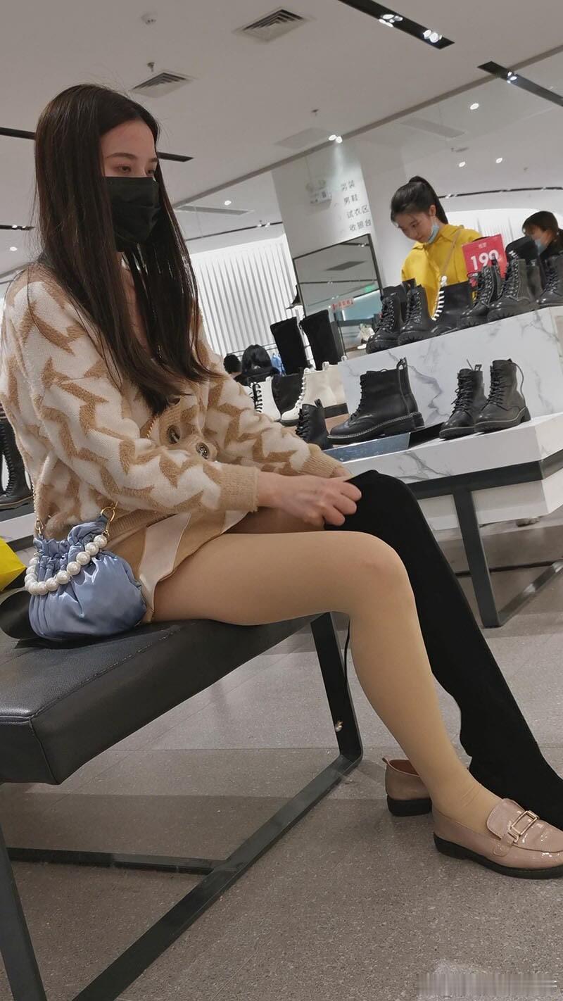鞋店试鞋，过膝长靴VS平底鞋 ​​​