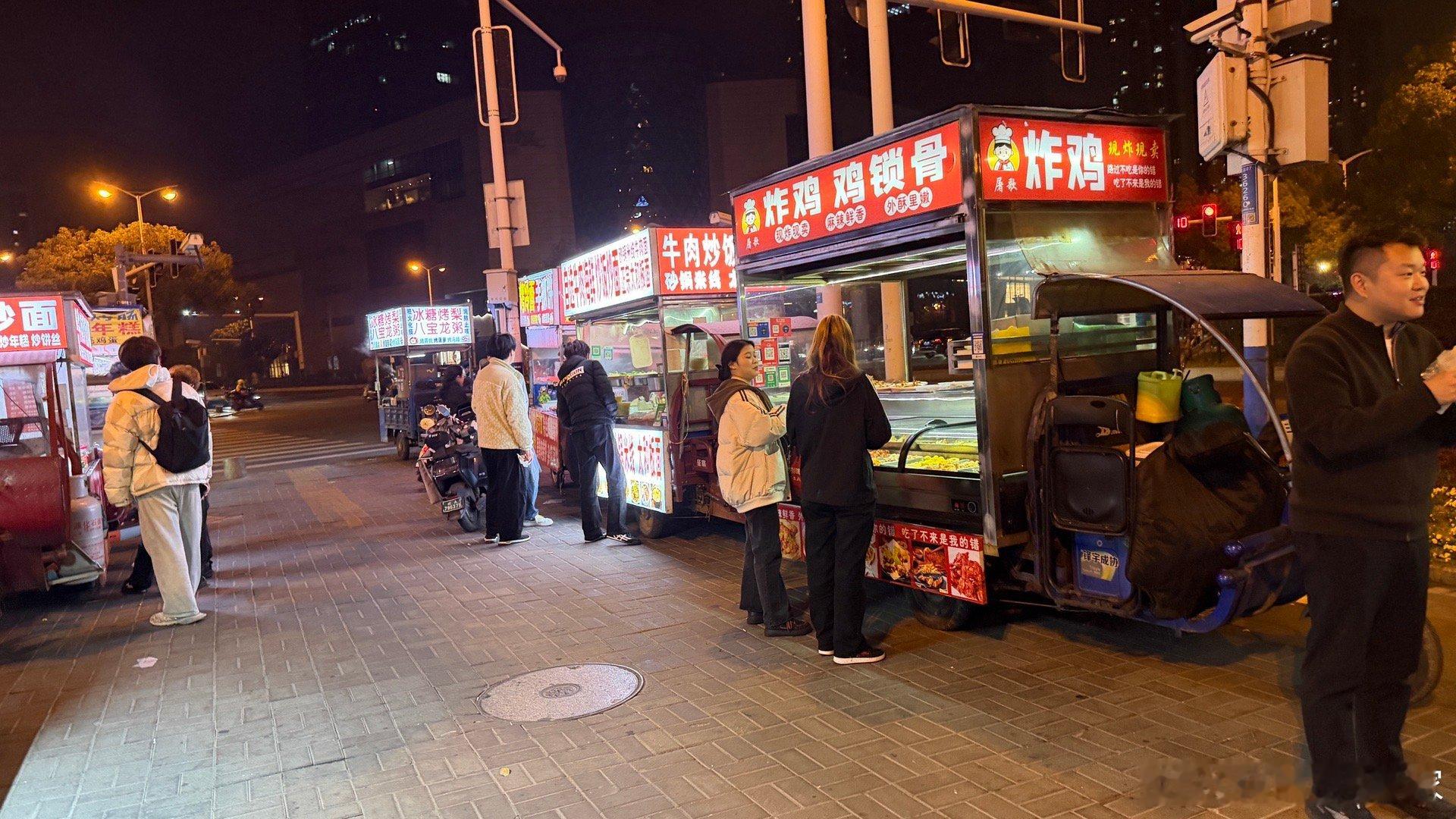 这才是让人开心的烟火气呀！干了一天劳苦活，晚上又跟酒店自助餐厅生了一肚子胖气，半