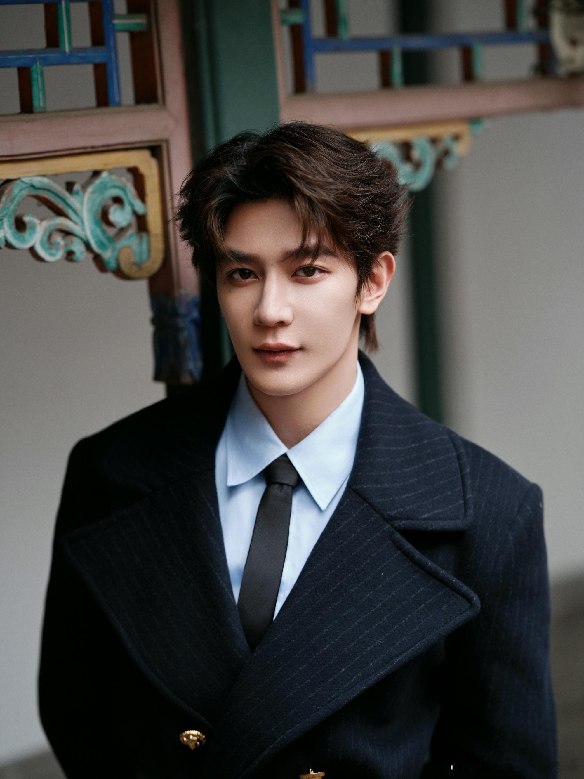 夏之光眼神好强的压迫感谁能扛住夏之光这记眼神杀，笔挺西装勾勒出优越身形，抬眸的刹