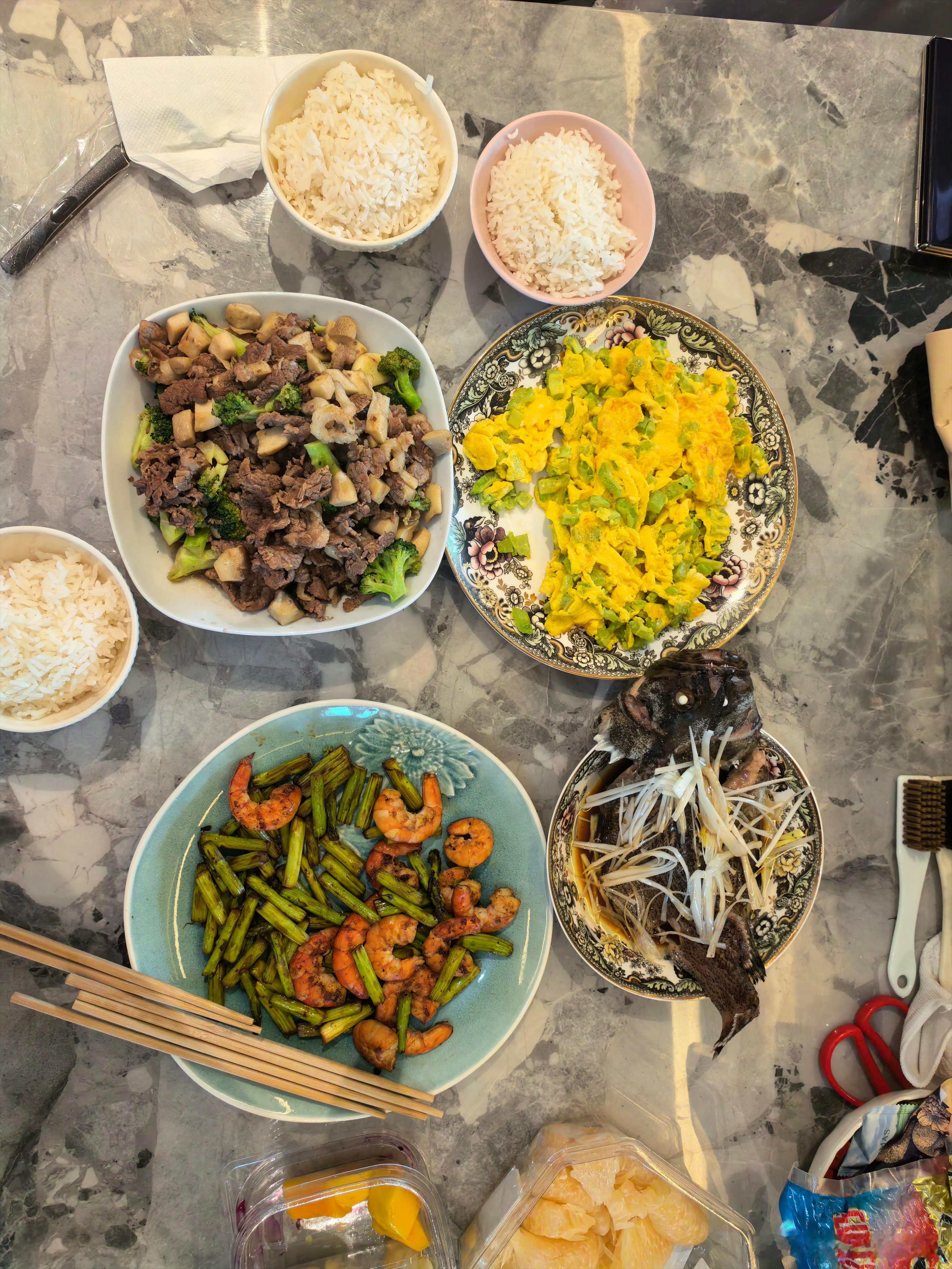 准爸爸刘雨辰做了一桌丰盛的饭菜，大家给他打几分？中国羽毛球队