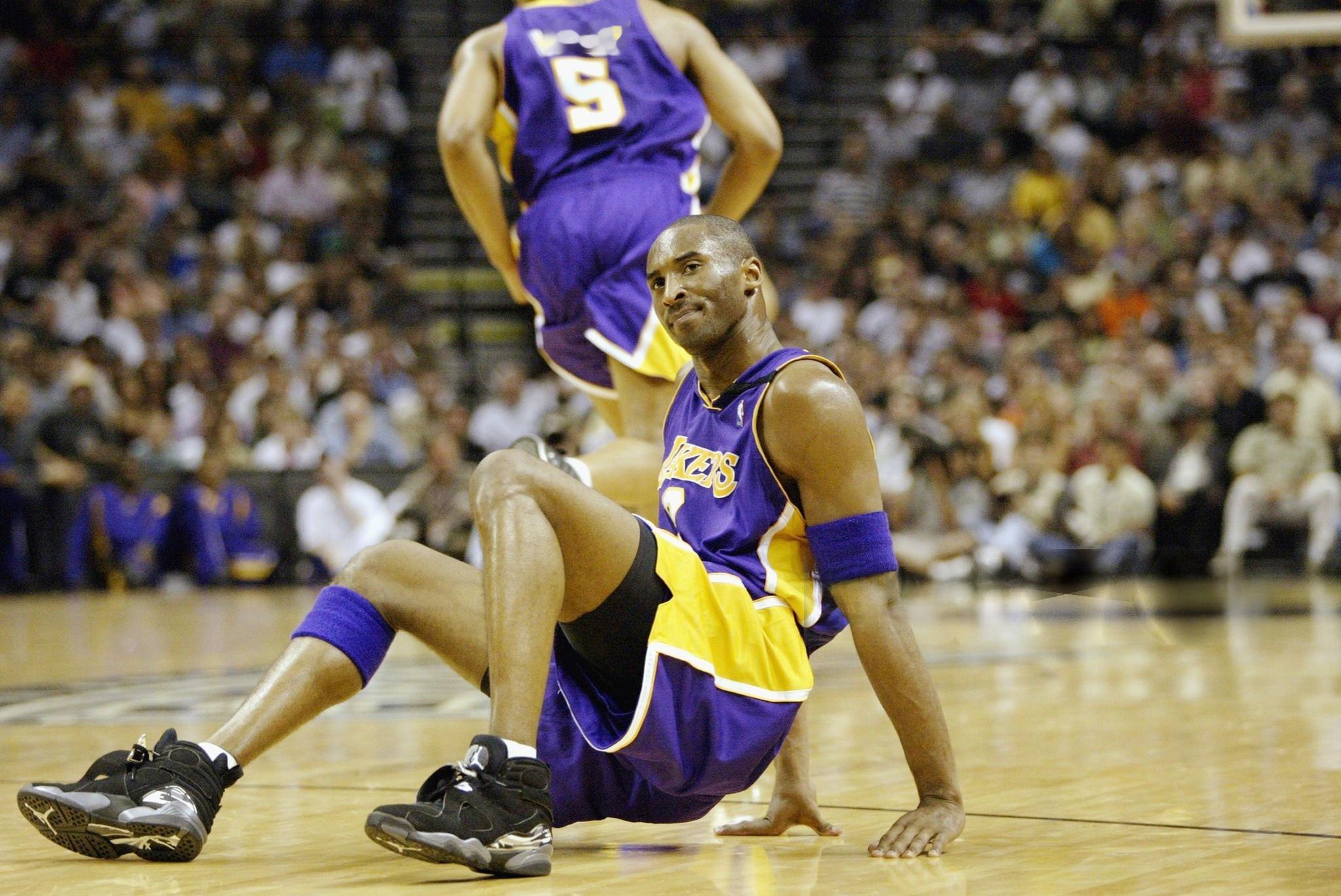 Kobe Bryant  你看后面那小伙子也不知道拉大哥一把 科比