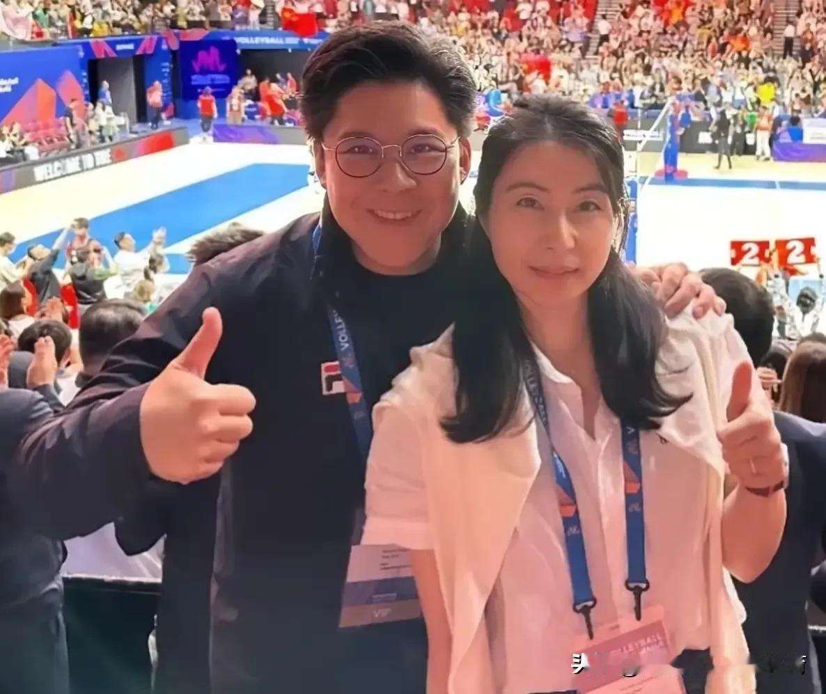 昨晚中国女排VS土耳其一战，看台大咖云集原中国女排主教练郎平
原中国女排队长惠若