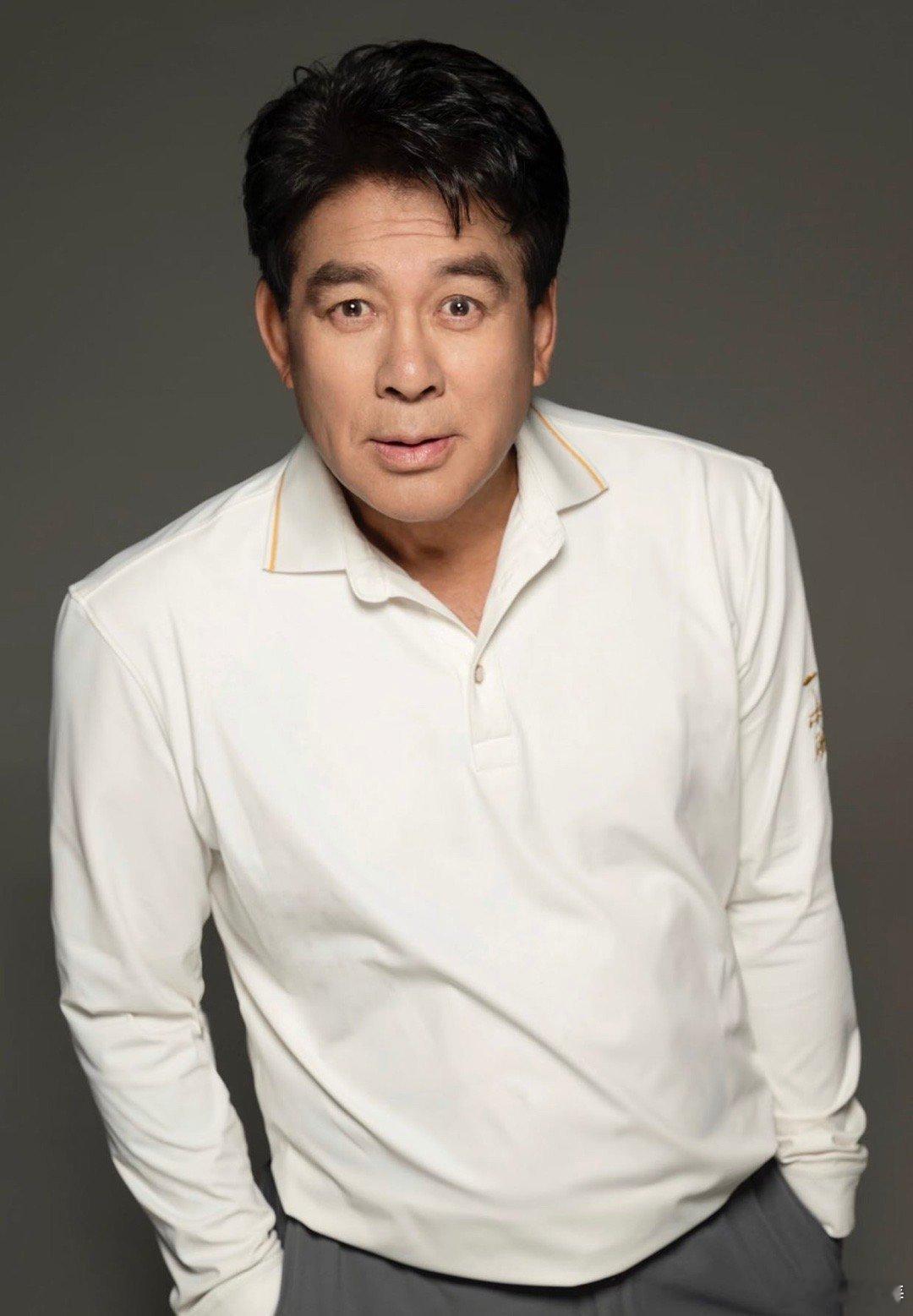 朱时茂 中国第一直人B站大年初一联欢会 朱时茂被夸中国第一直人那反应绝了，吓得腿