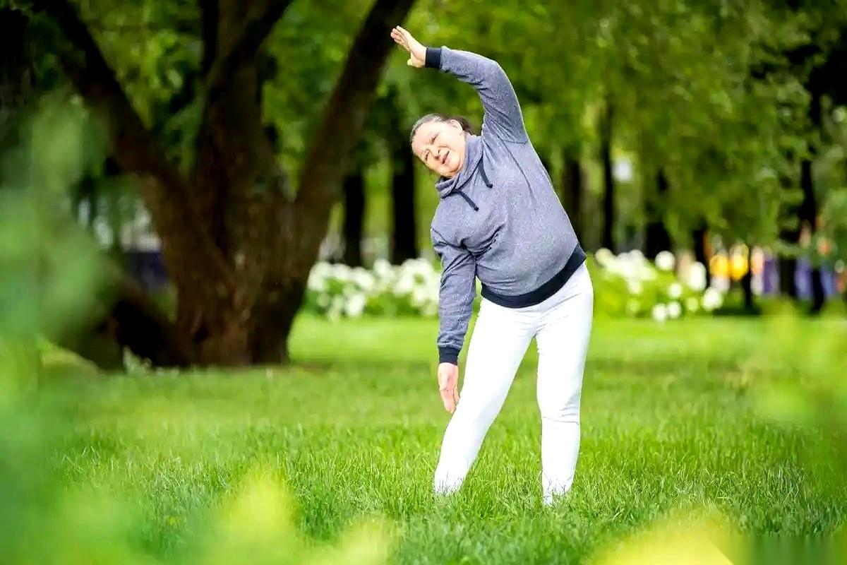 我跟你说个特扎心的事儿。
小区里那个王叔，天天暴走，早一次晚一次，走到脚底磨出水