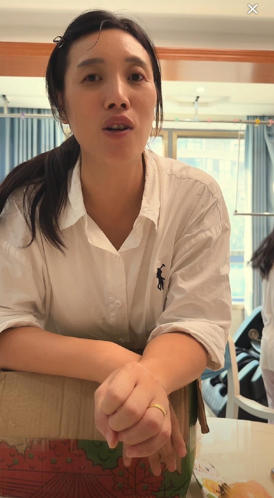回到义乌娘家的二嫂今天下午又开启直播，她在直播间和粉丝朋友们聊起了她的心里话。二