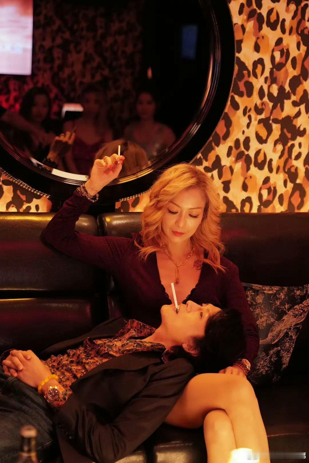 黄子华郑秀文这段拉扯感黄子华和郑秀文新片里，躺大腿、浴袍戏，满满都是拉扯感，暧昧