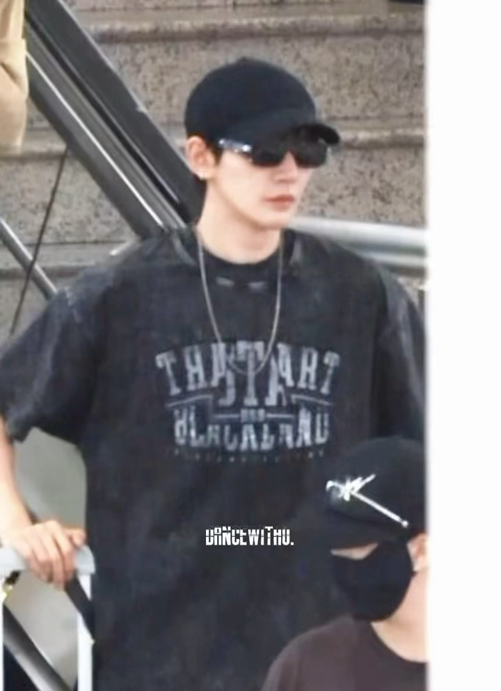 邓为花少8录制完回国，行走的衣架子啊！耳机耳环项链…潮男三件套回归，太帅了！邓为