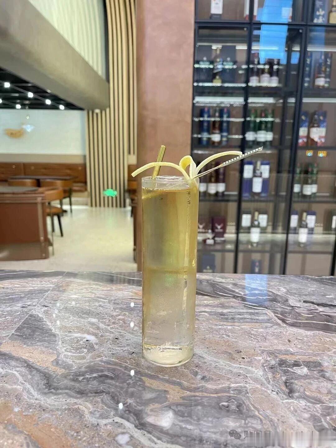 生活手记不必追求酣畅大醉，小酌自有一番轻快滋味。三两好友围坐，浅斟慢饮，酒香漫开