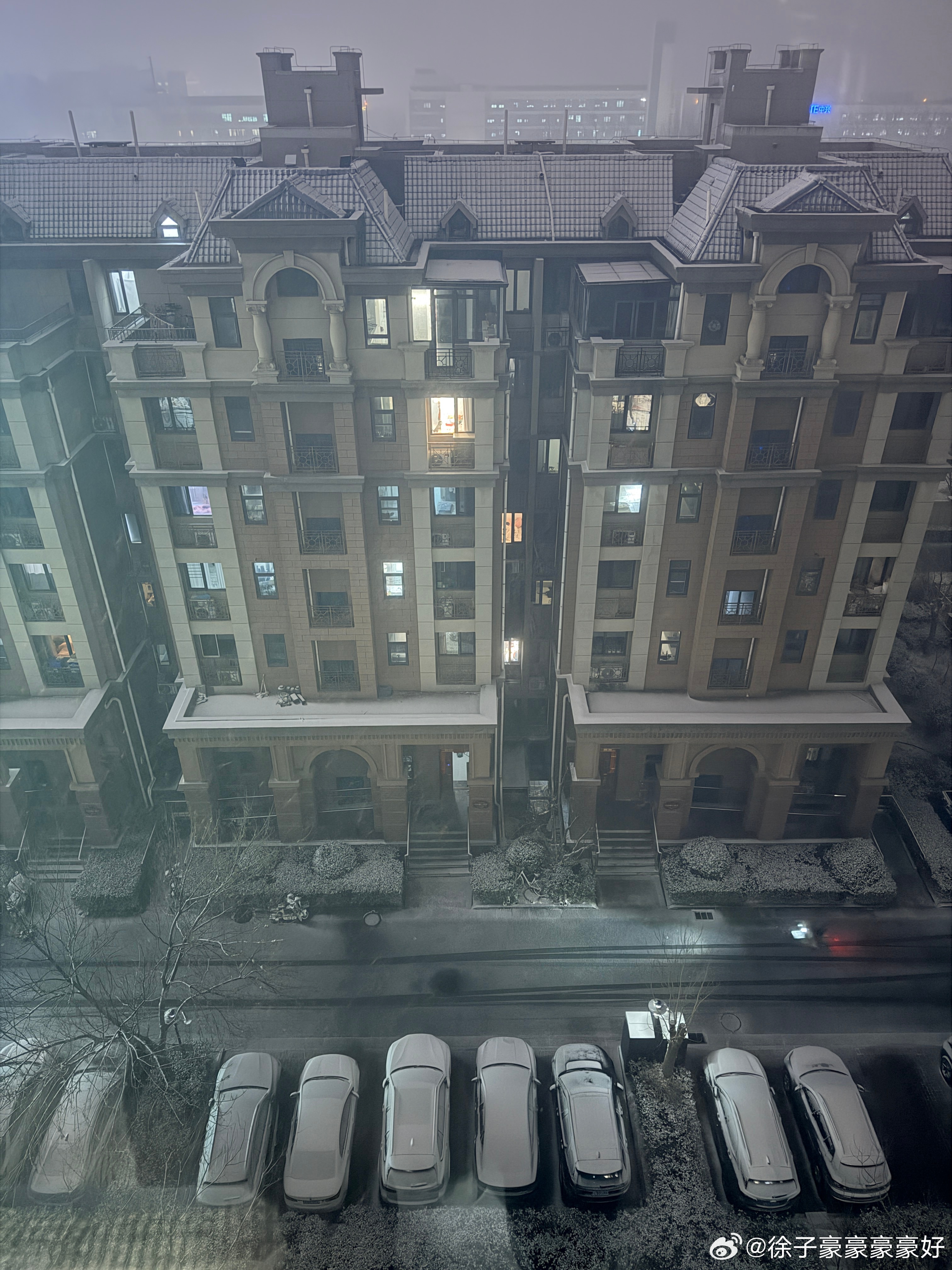 都快穿短袖裤衩子了，北京又下上大雪了，你说逗不逗！ 