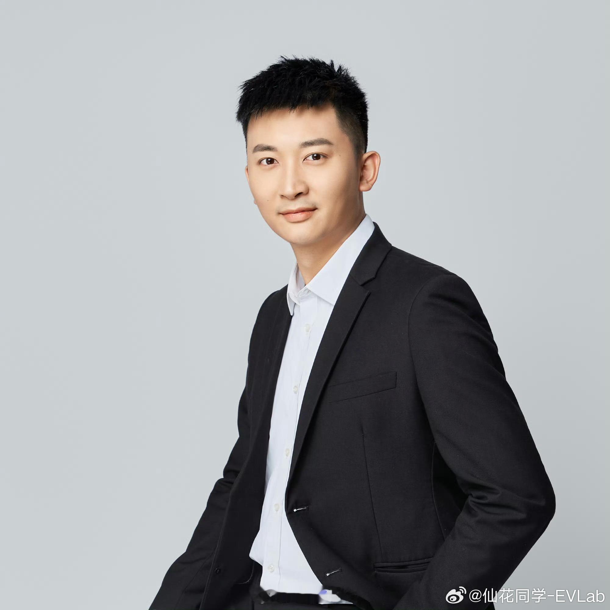 发现了小江小时候，骨相脸，酷似白敬亭