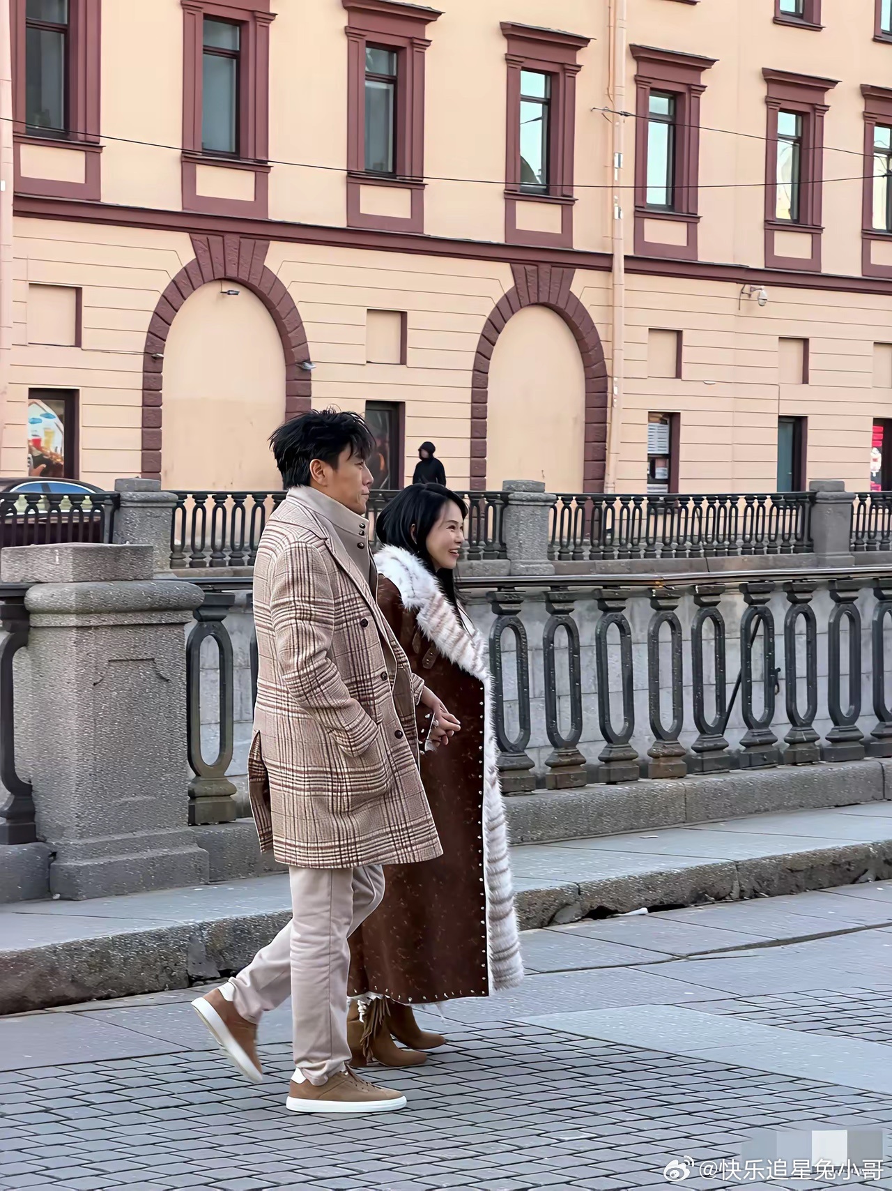 秦比伊能静看起来老多了，所以女人一定要保养啊！ 