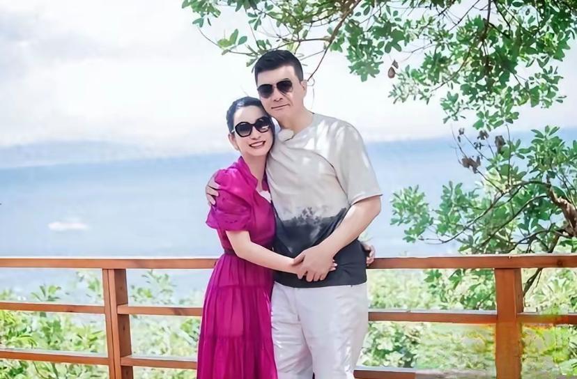 今天才知道秦海璐的老公原来是他？
47岁的秦海璐一身玫红长裙，完全看不出真实年龄