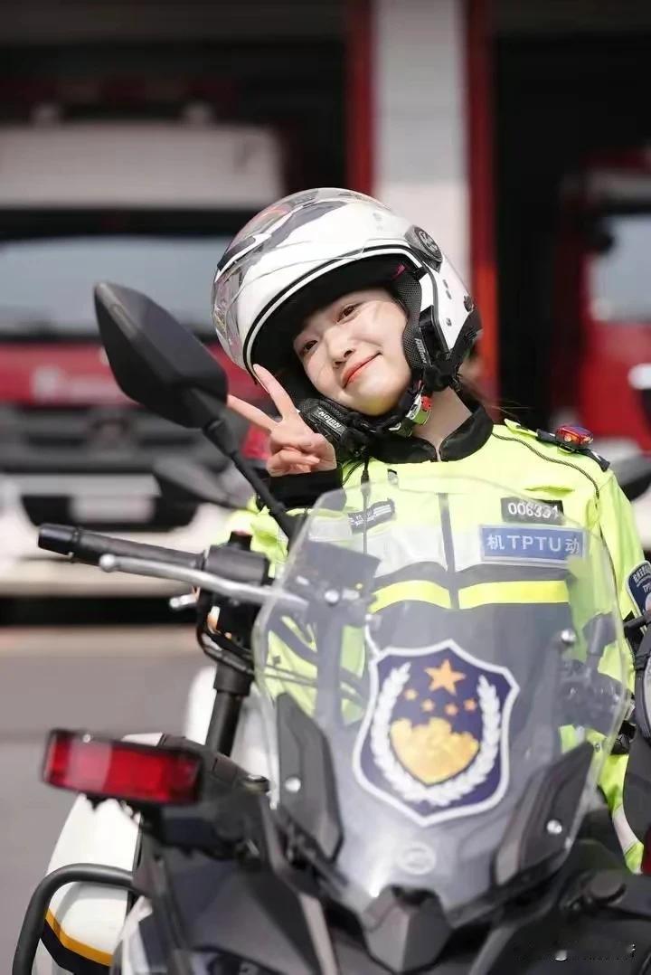 普陀山“李语蔚”火了！
之前，杭州西湖景区执勤的女交警李语蔚，因其高颜值，受到众