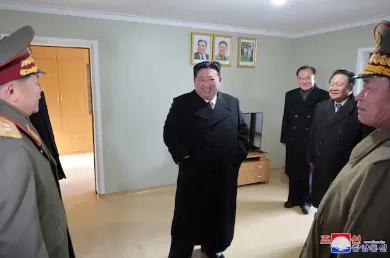 金正恩视察安置房大发雷霆，现场官员惊慌失措

据美国媒体27日报道，金正恩日前出