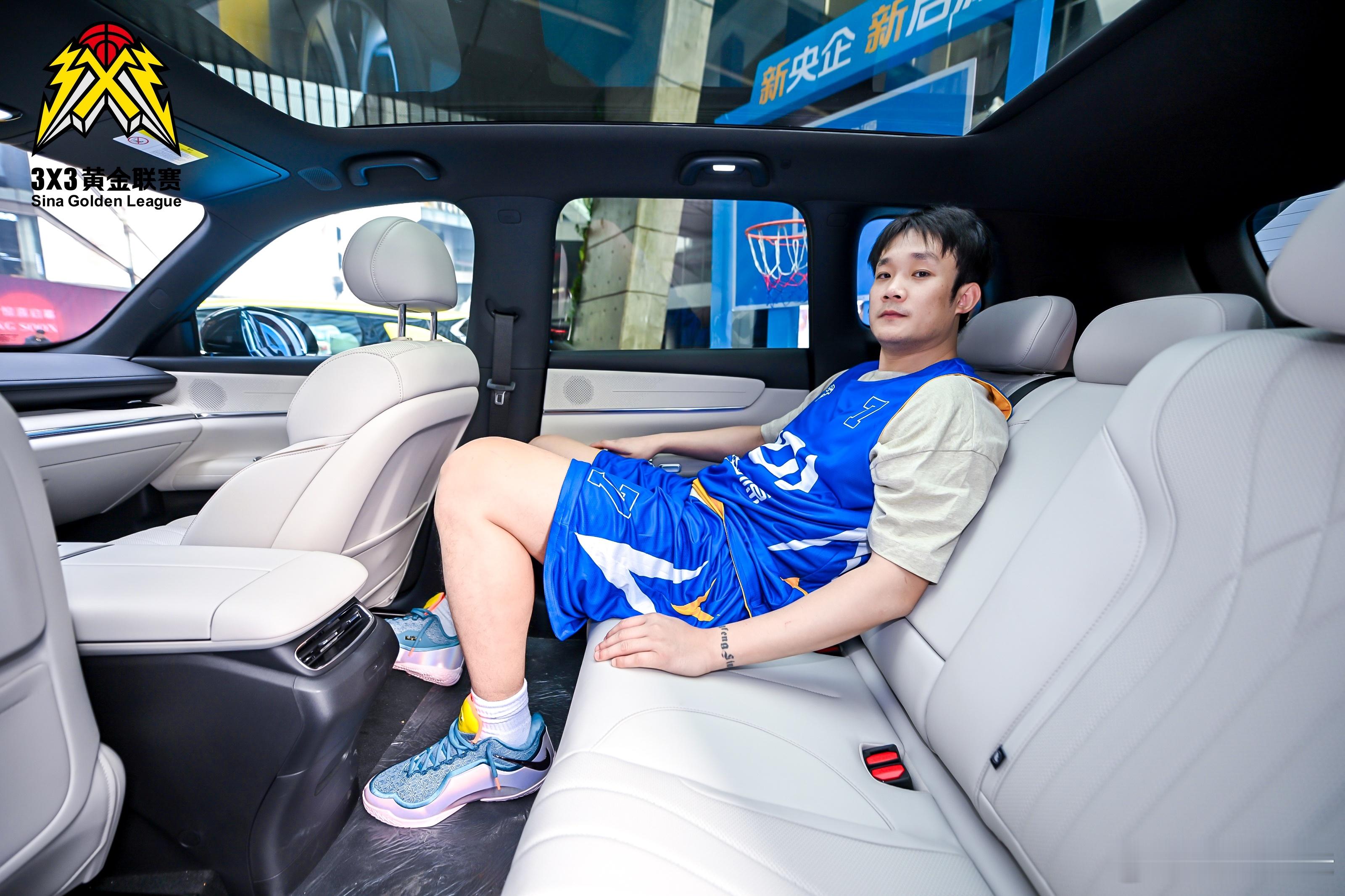 以车为界，定格篮球热爱。引擎轰鸣撞碎城市喧嚣，长安启源Q07不止是代步工具，更是