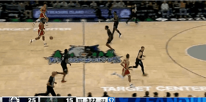 哈登面对这么多防守，顶着麦克丹尼尔斯抛投打进造成犯规，注意力都在哈登身上


