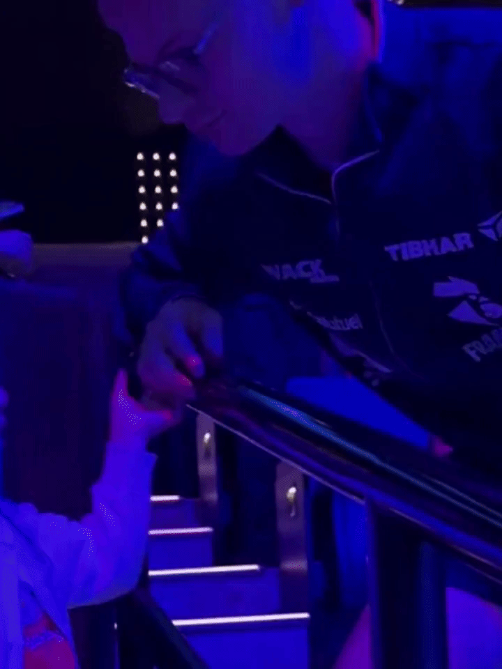 哎呦太可爱了 一脸😳然后0秒就接受了握手cr. 容姑娘 