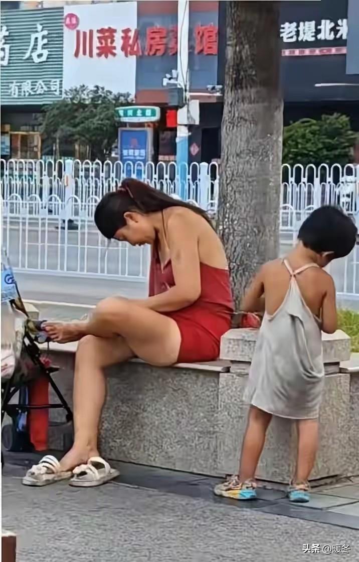 徐州街头流浪母女刺痛全网：最可悲的不是贫穷，是孩子被迫早熟的一生
 
一对常年流