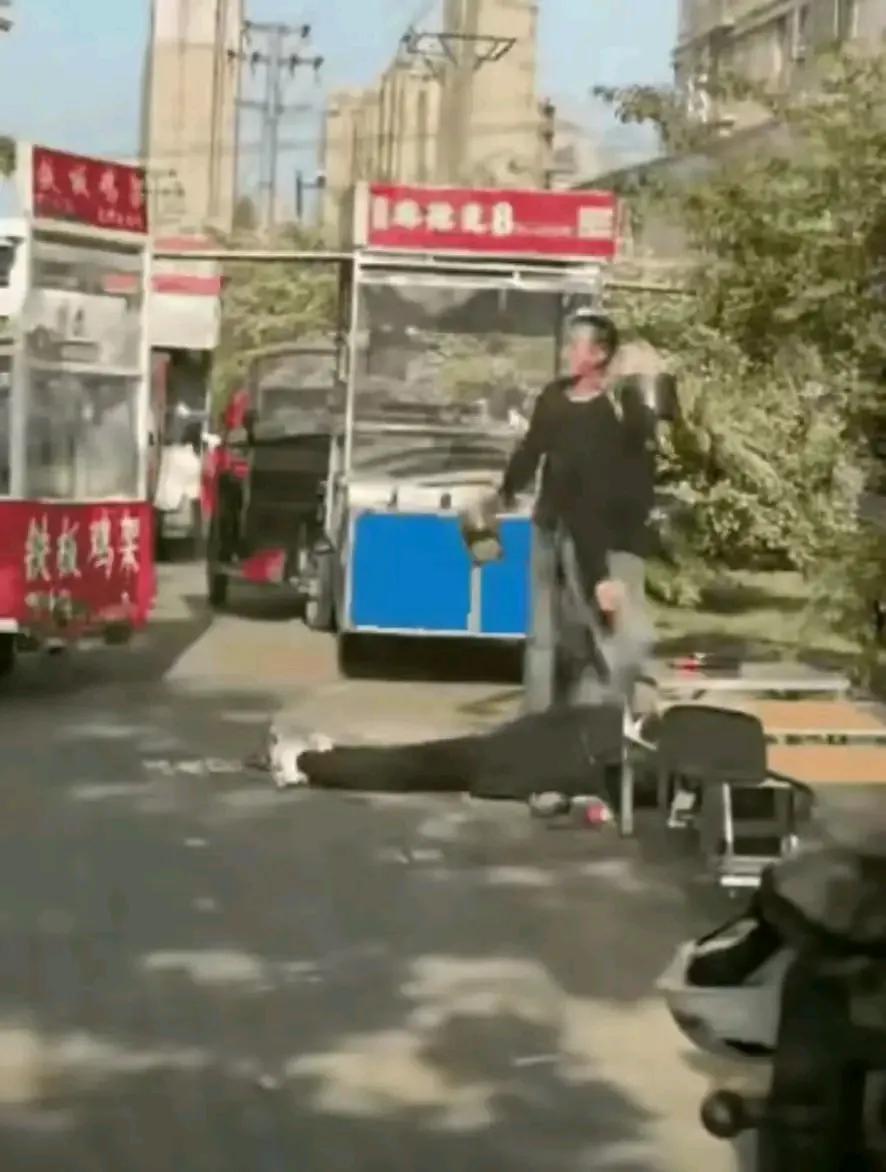 太疯狂了！一女子竟在众目睽睽下，脱下内裤套在另一男子头上，这侮辱性简直爆表，让人