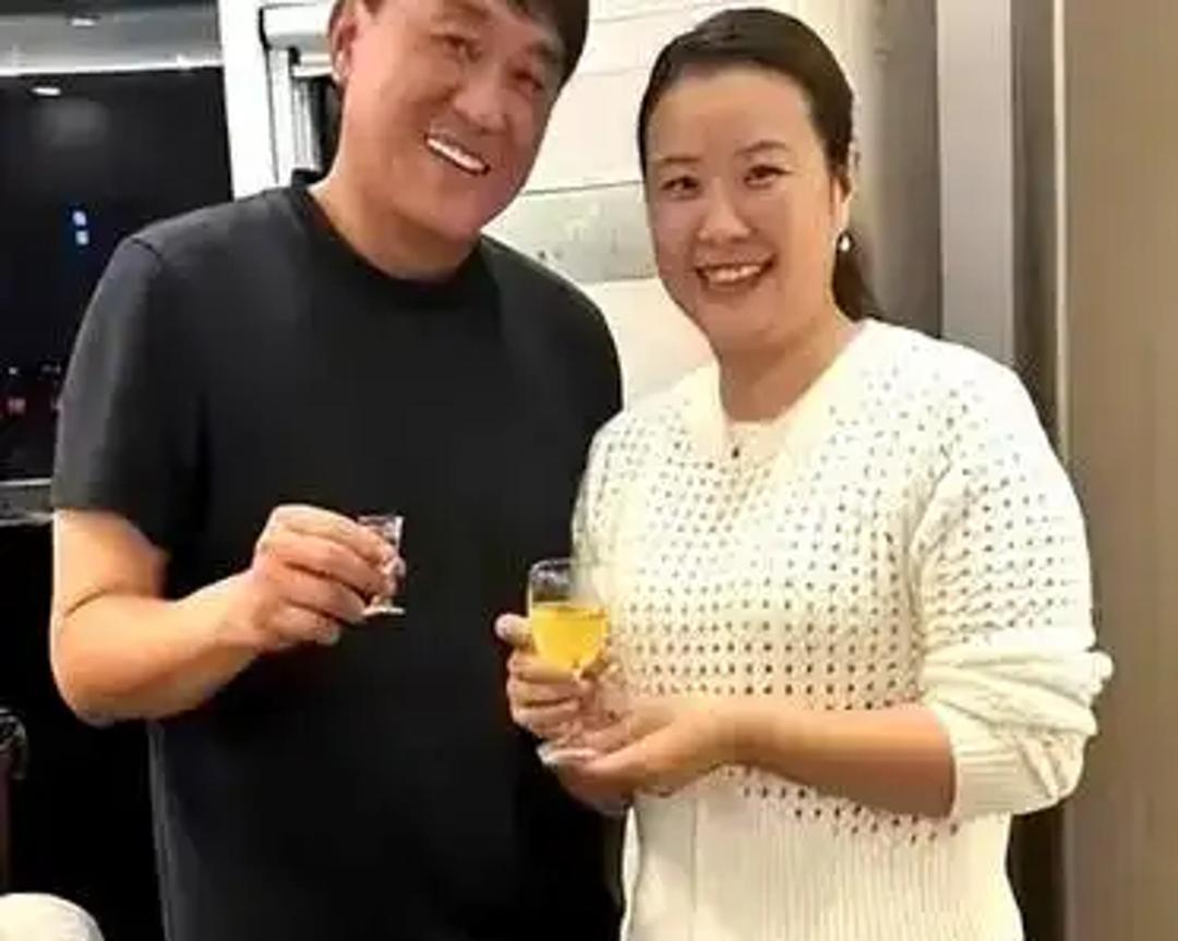 1997年，何冰遇到了多年未见的女同学李海洋，女同学说：我都29了，嫁不出去了，