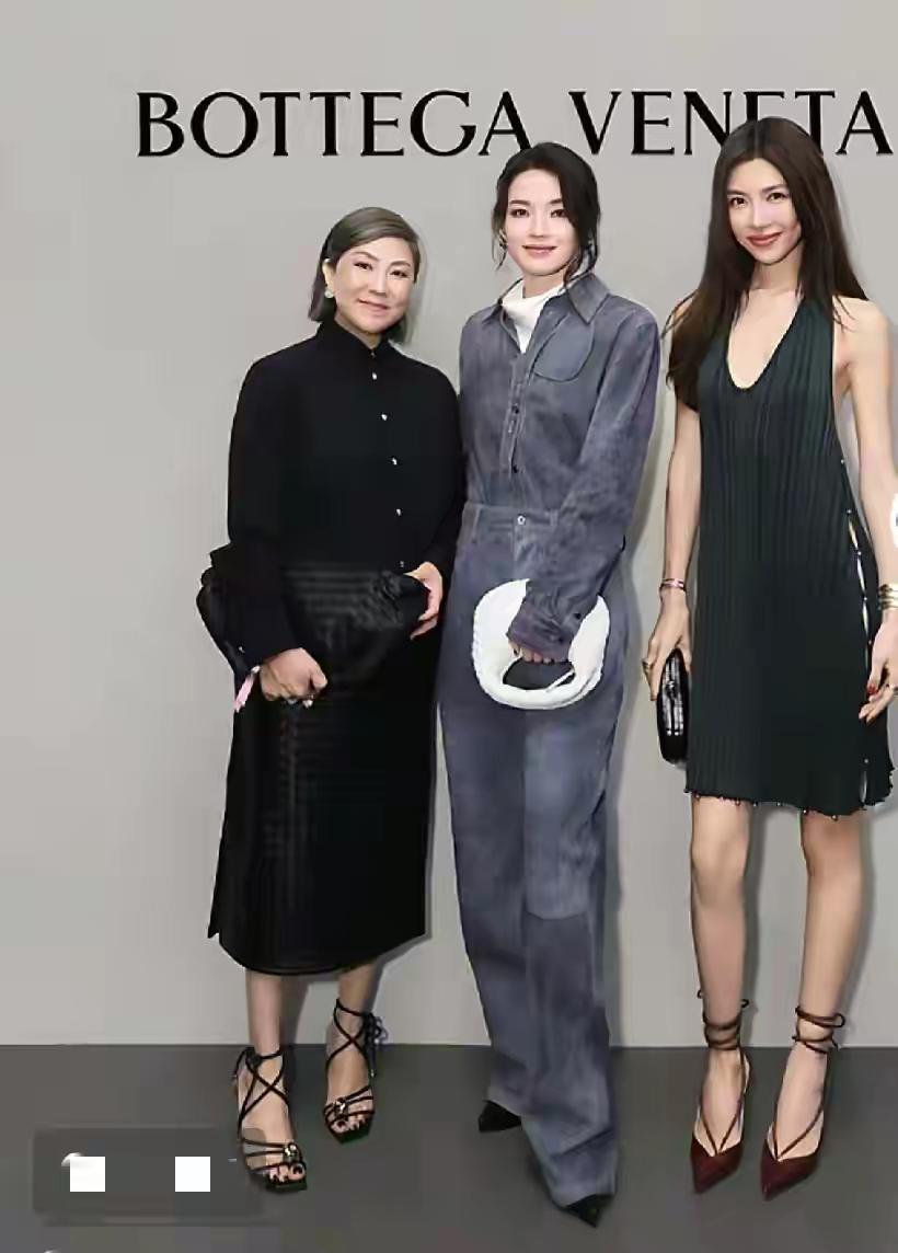 Romi呀，更愿意叫她肉米，
不愧时尚穿搭博主，
不管边上站的是舒淇，还是娜扎，