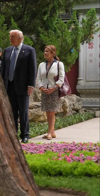 美联社摄影记者关注到这次美国联邦政府总统访华，白宫还准备两位中英文翻译，不过并没
