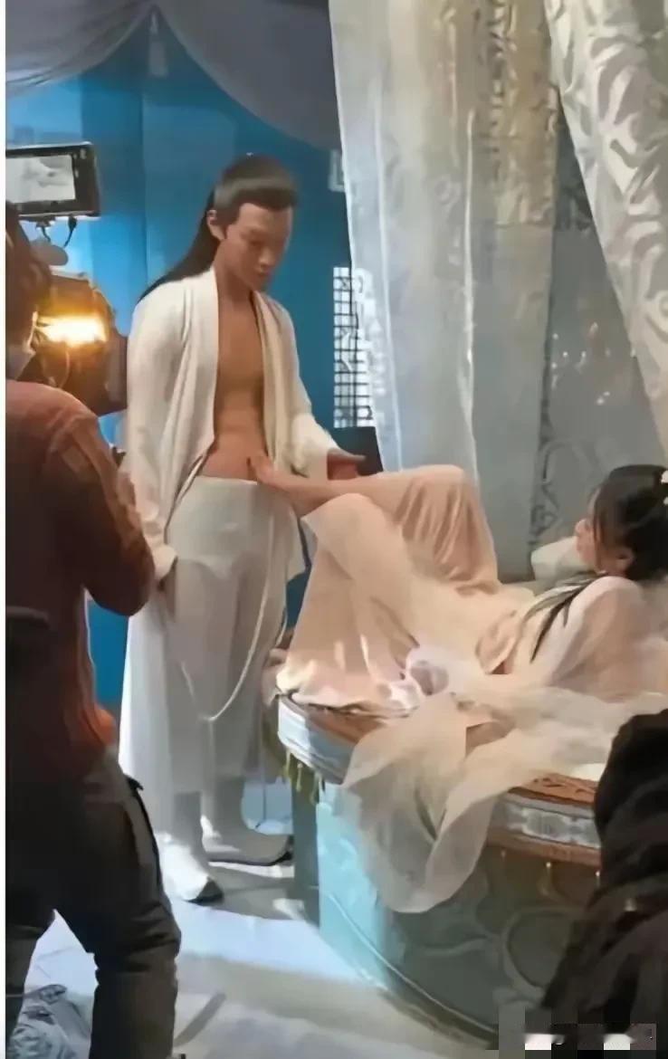 现在的演员演感情戏，是越来越轻浮和做作了！好像没有荷尔蒙爆棚的亲 密戏、挑 逗戏