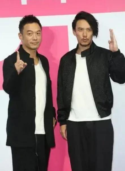 他俩特有男子汉气，帅中阳刚气十足。左边的演了不少偶像剧，还记得《一起来看流星雨》