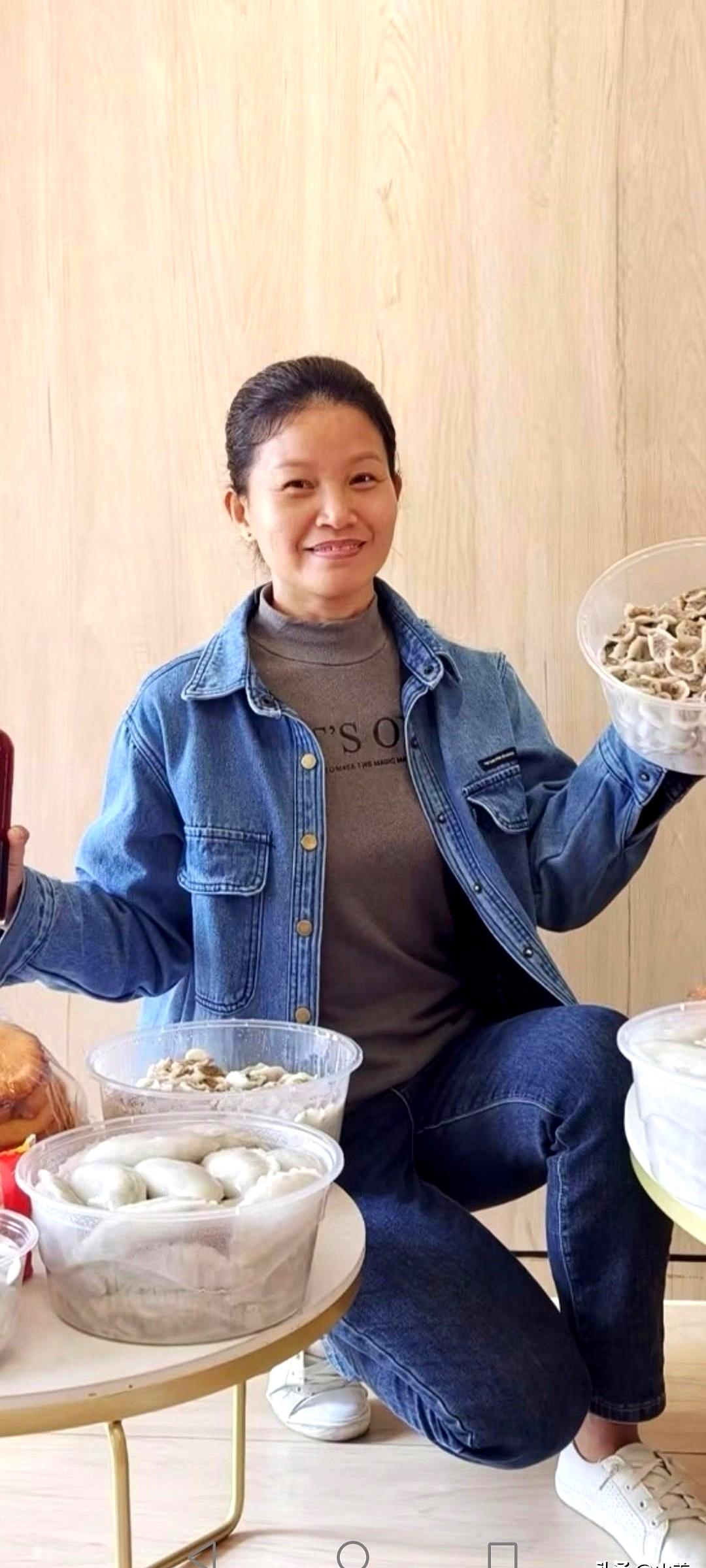 当她在平台上敲下“征余生伴侣”时，52岁，160，95斤，离异单身，心细易感，想