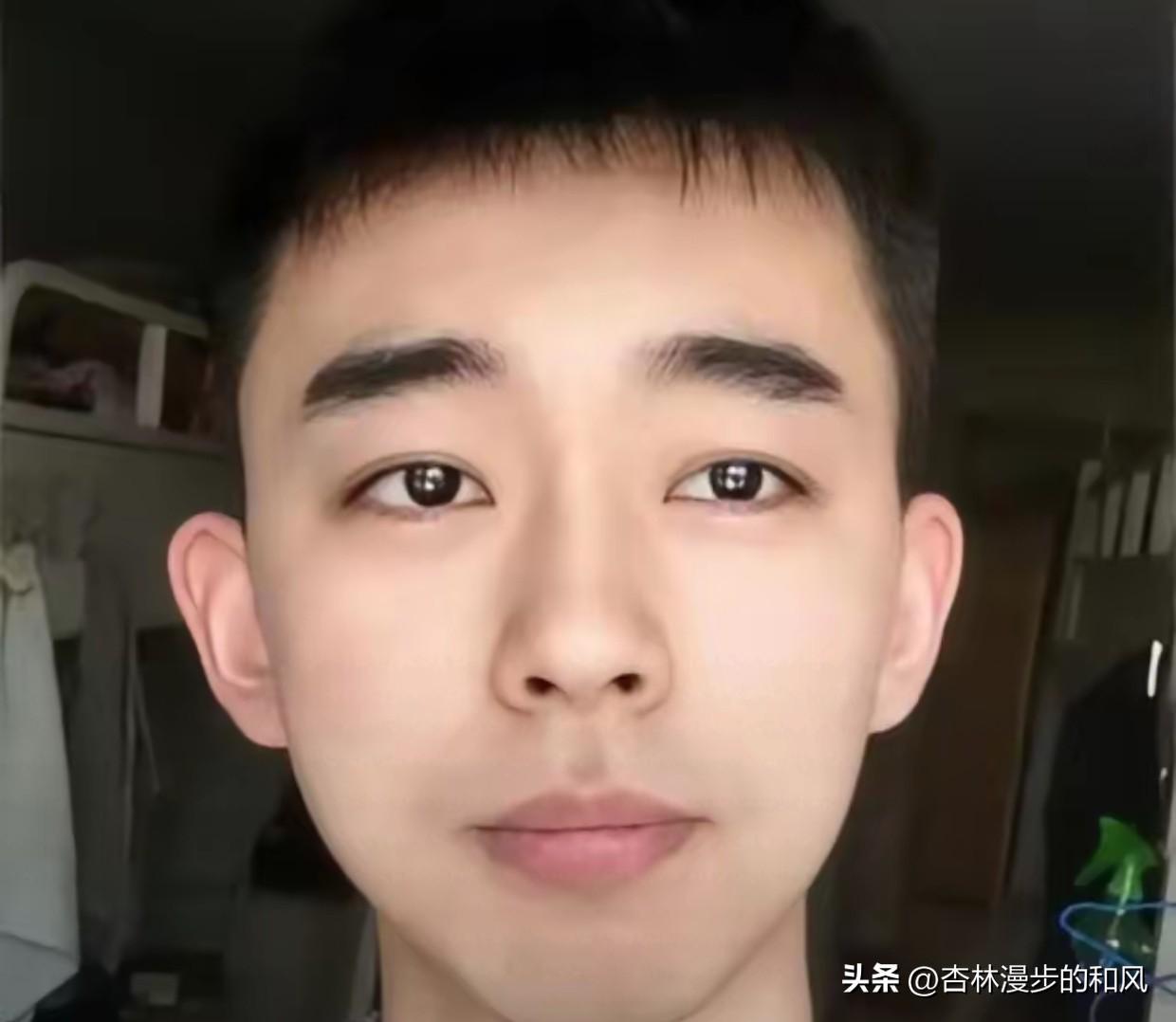 -《耿同学绝非池中之物：能把复杂讲简单，才是真本事》

最近看了几集耿同学的直播