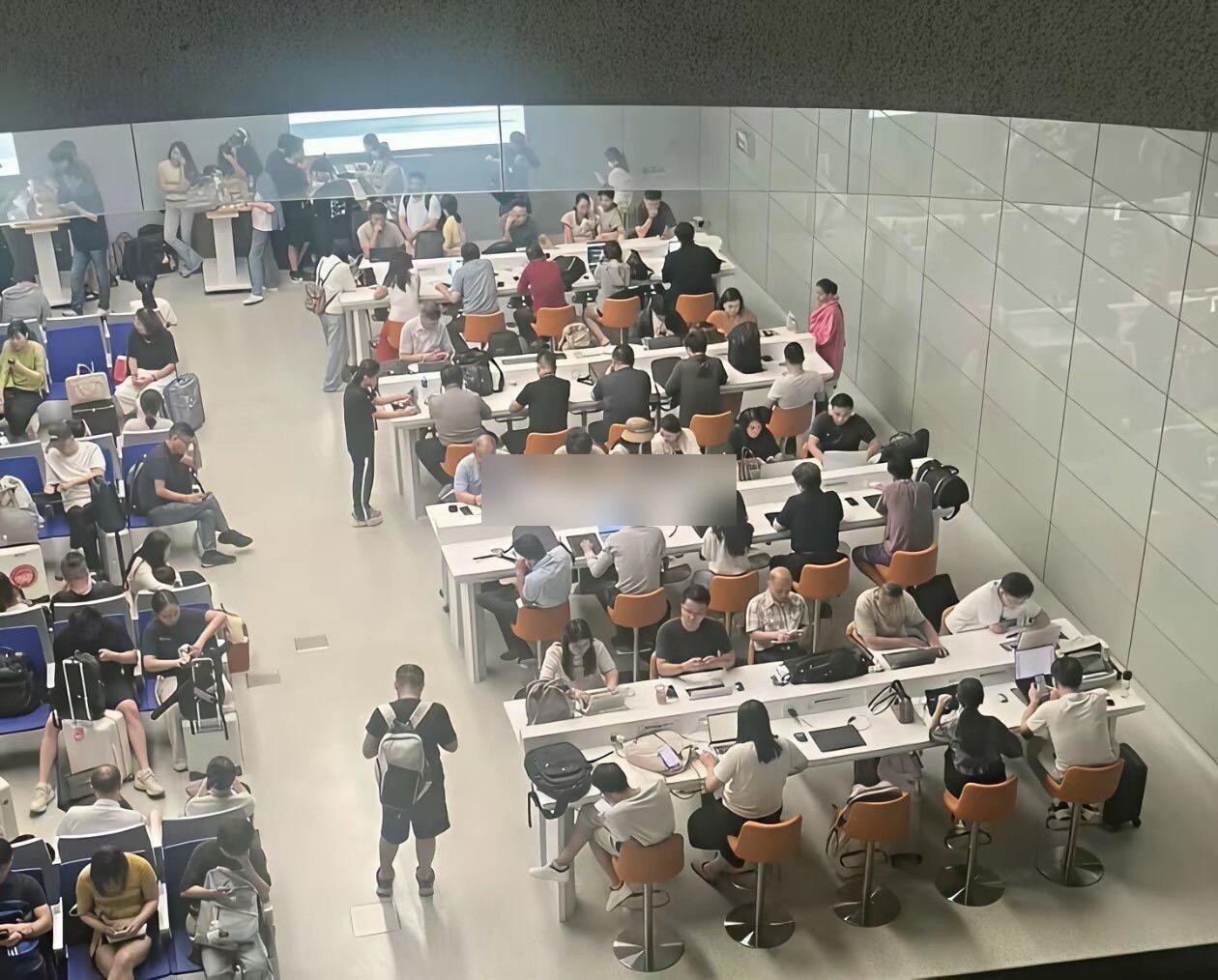 上海机场候机厅的班味快溢出屏幕了 