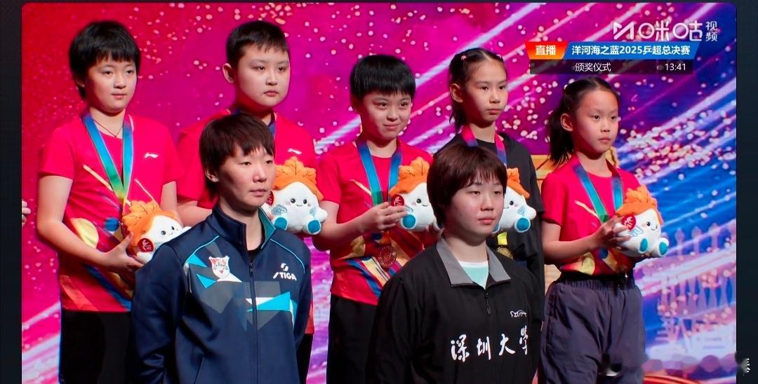 2025年12月28日正午，聚光灯下的双重闪耀，让国球传承有了最生动的注脚。当王