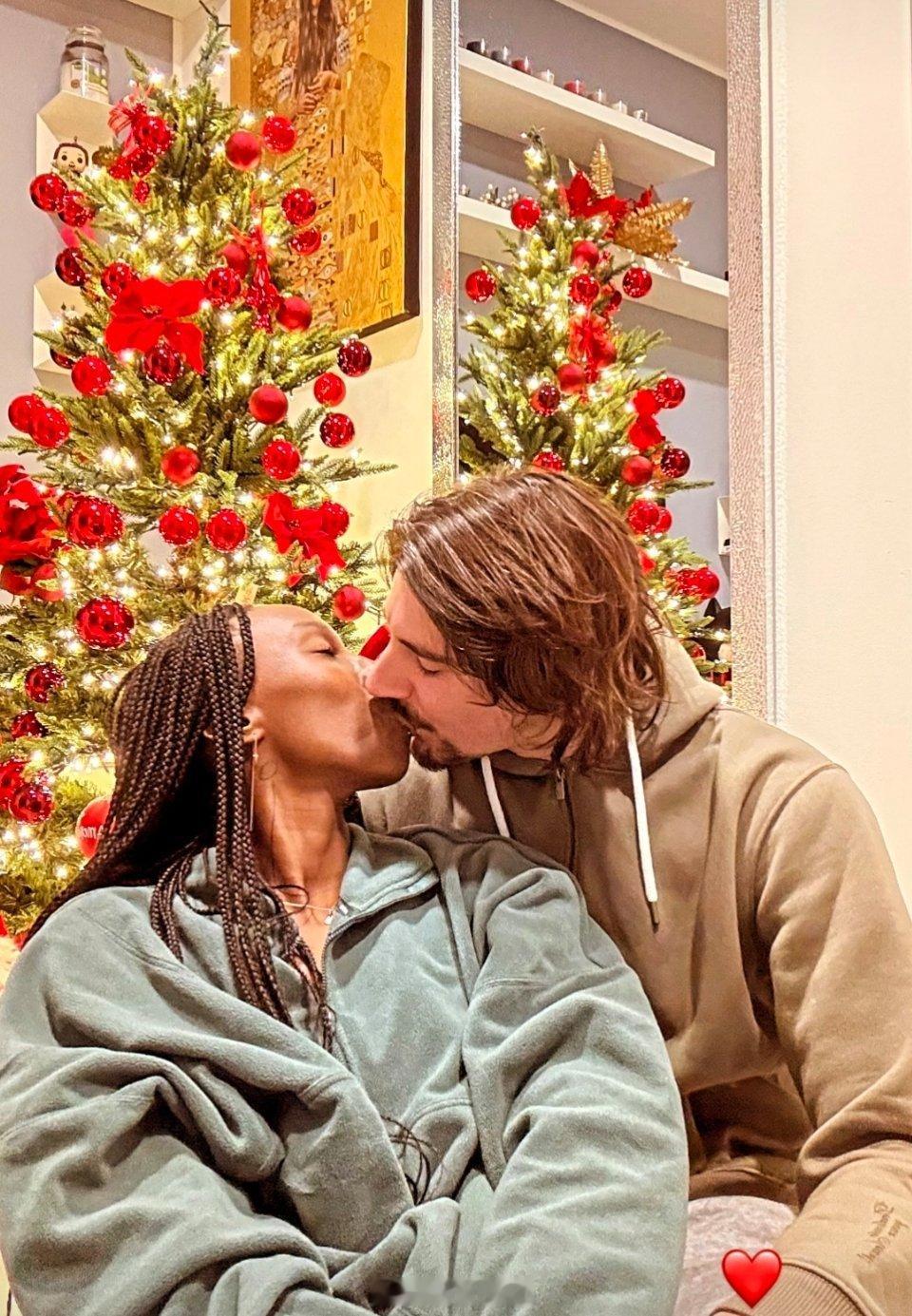 女排[超话]  哈哈，幸福的埃格努🎄 