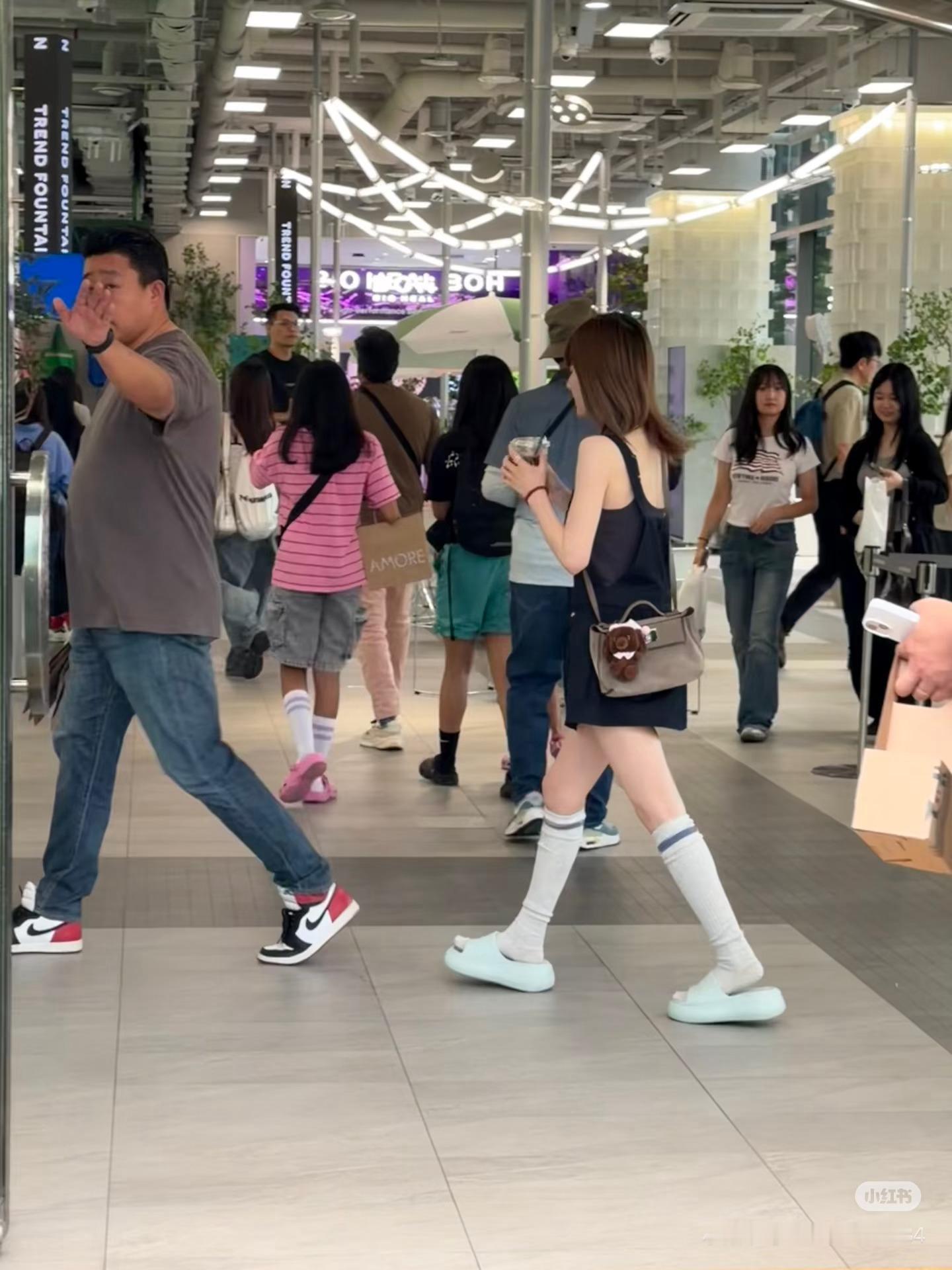 有网友在韩国偶遇赵露思了，好像还有杨晓培