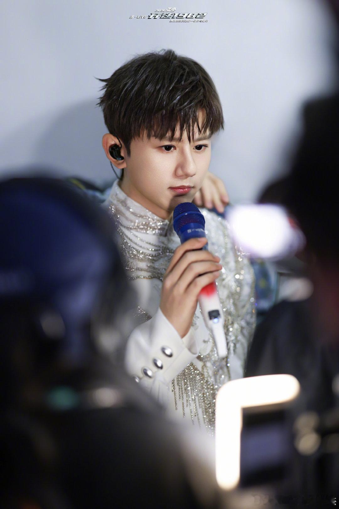 魏晨现身张杰演唱会魏晨来看张杰演唱会了魏晨来看张杰鸟巢演唱会了，0713的关系是