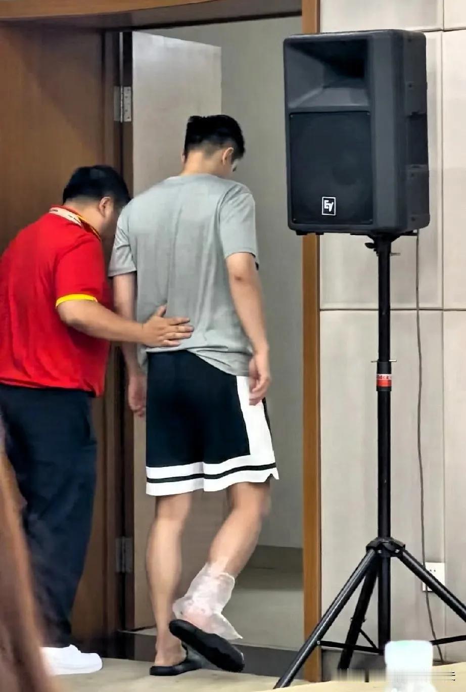 说比赛结束了，赵继伟脚上绑着冰袋一瘸一拐的被人扶着走路。
       假如不用