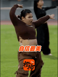 9岁女孩120斤照样C位跳舞，这份自信哪来的？

8月2日，山东潍坊足球超级杯赛
