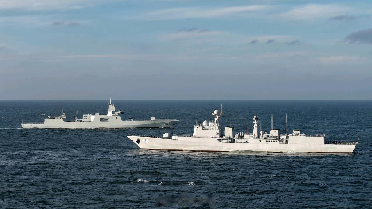 055拉萨舰、051C石家庄舰国产两代驱逐舰同框