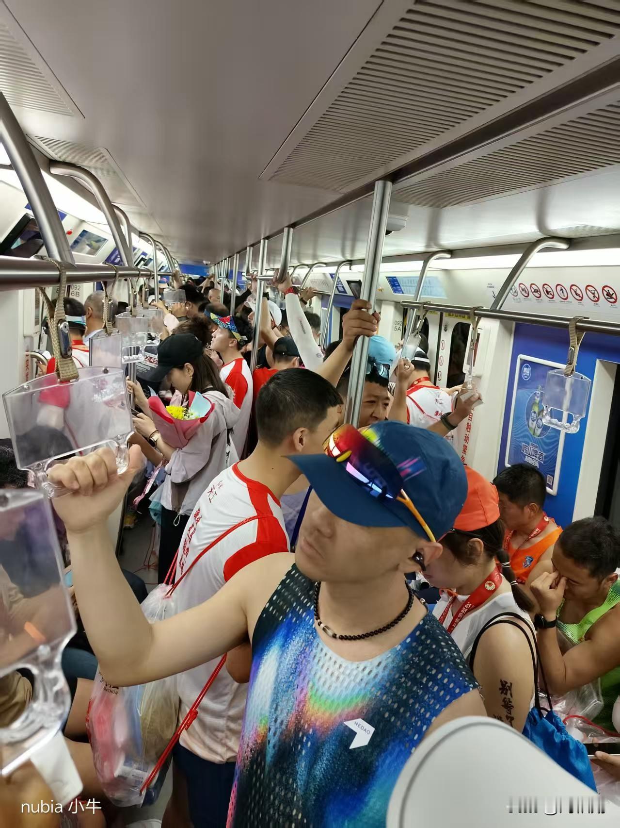 今天长春马拉松，地铁里简直成了参赛选手的专列。我在龙家堡上车，刚吃完饭就被挤在人