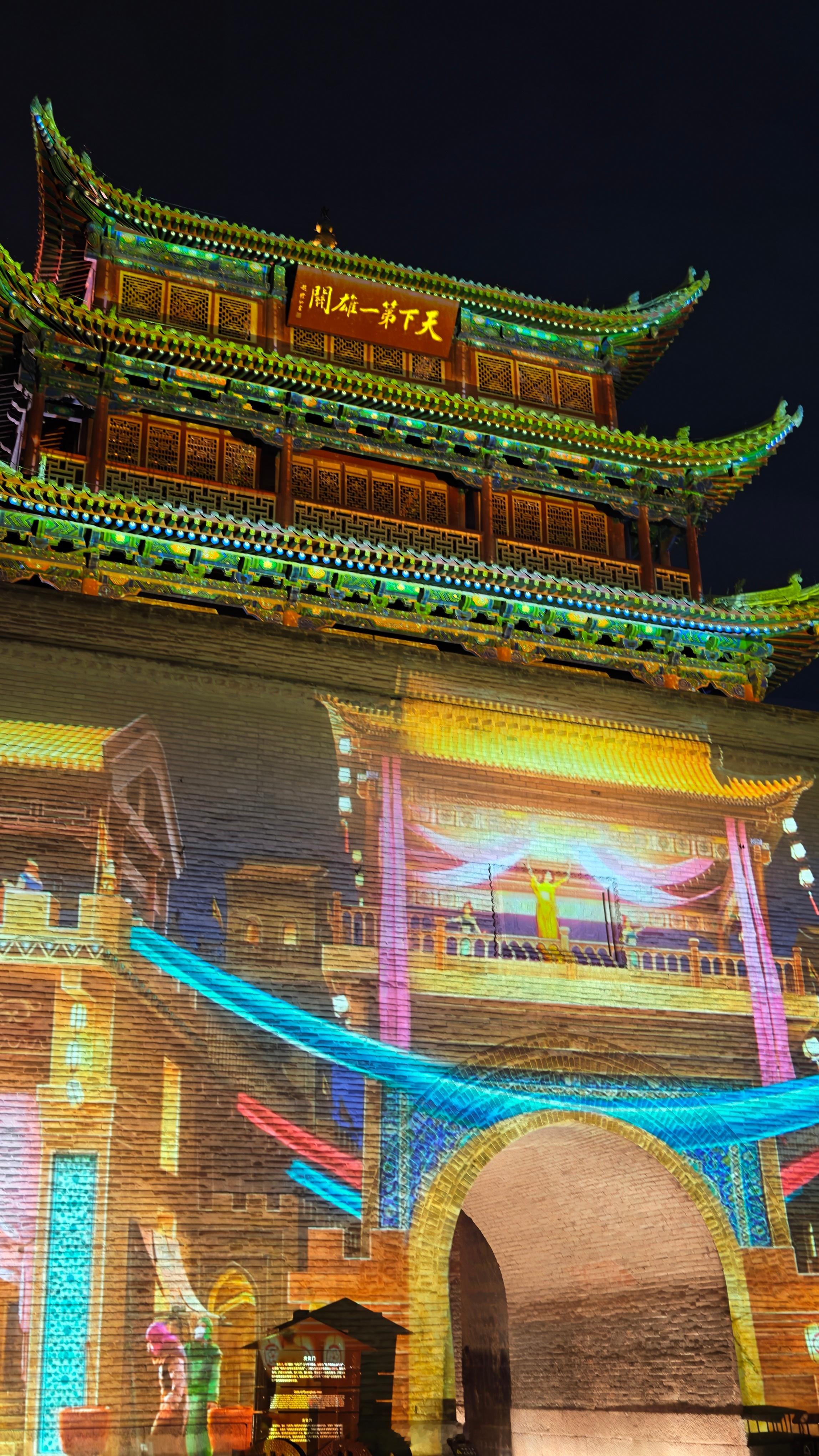 晚上冒着大雨去嘉峪关关城拍摄进去还是个正常人，出来成女鬼了…很狼狈很狼狈[泪][