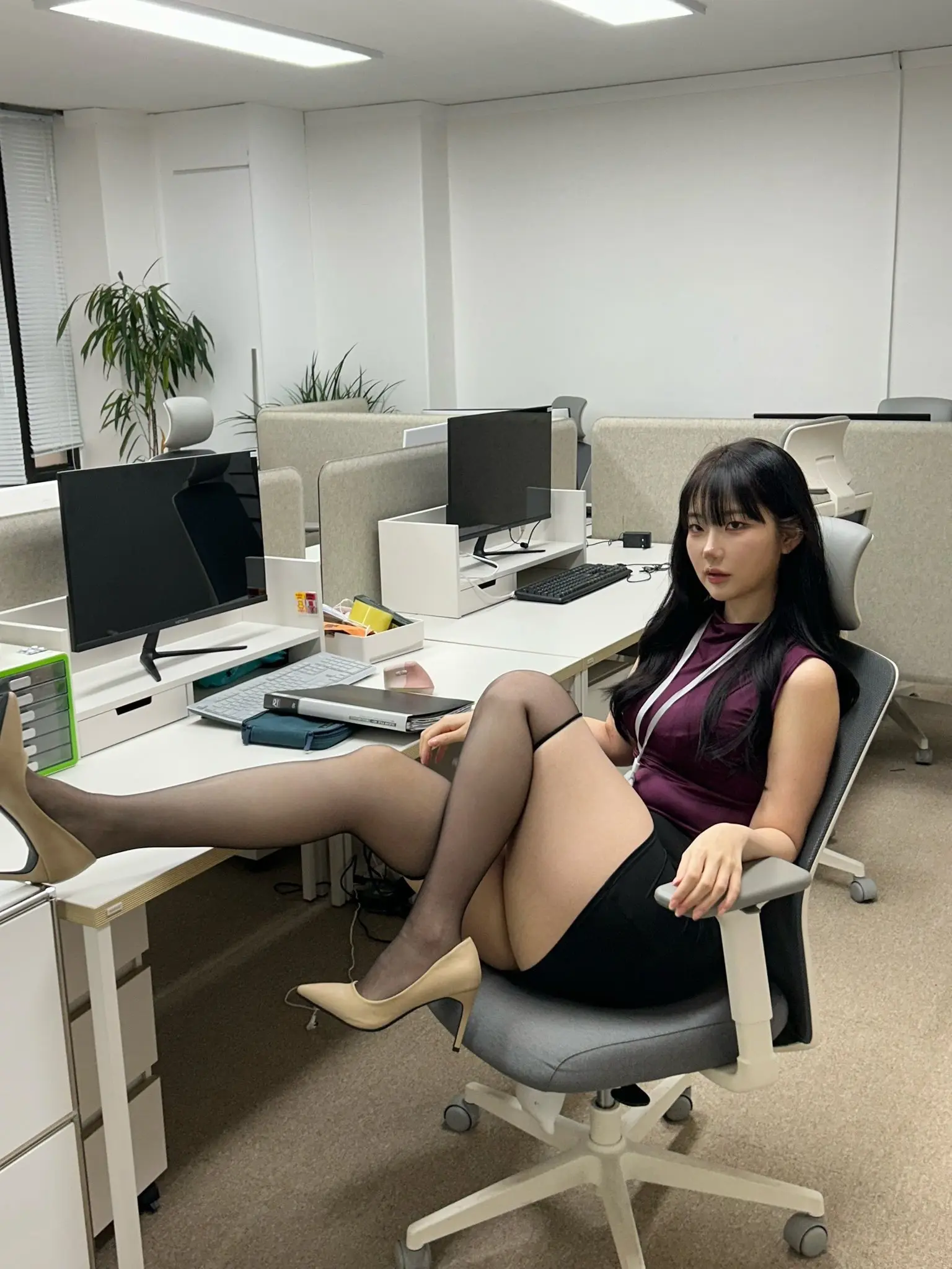 办公室穿搭 大长腿美女 秘书 办公室纯欲风 办公室日常