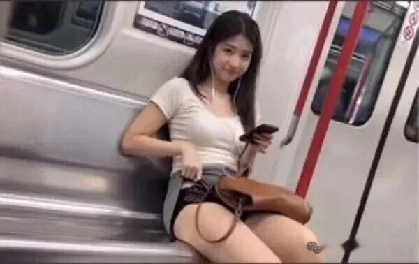 妹子这笑容是几个意思？ ​​​