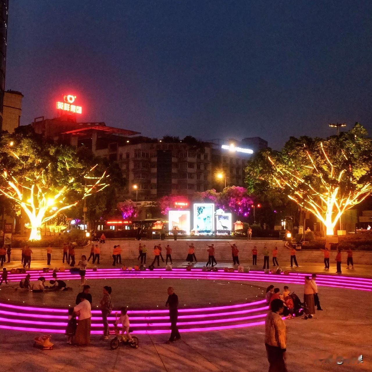自贡市政府对面的春华广场硬是安逸

每天的大爷大妈“扎起”堆堆

特别是夜幕降临
