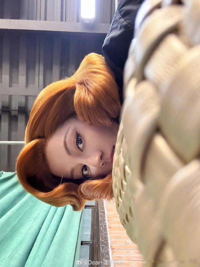 迪丽热巴金色假发热巴戴假发 热巴的这组金色假发写真很有故事感，光影交错间发丝泛着