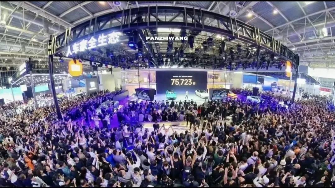 雷总真是顶流，一个北京车展活生生的变成了小米车展，准确点说是小米汽车人才全球招聘