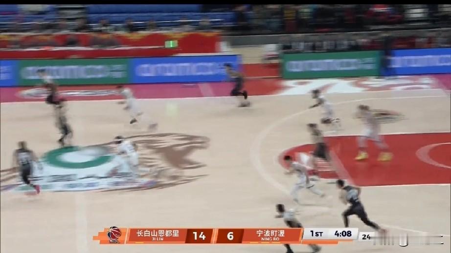 吉林与宁波的这场比赛，过程犹如坐过山车般惊险刺激。

首节，吉林便打出14 - 