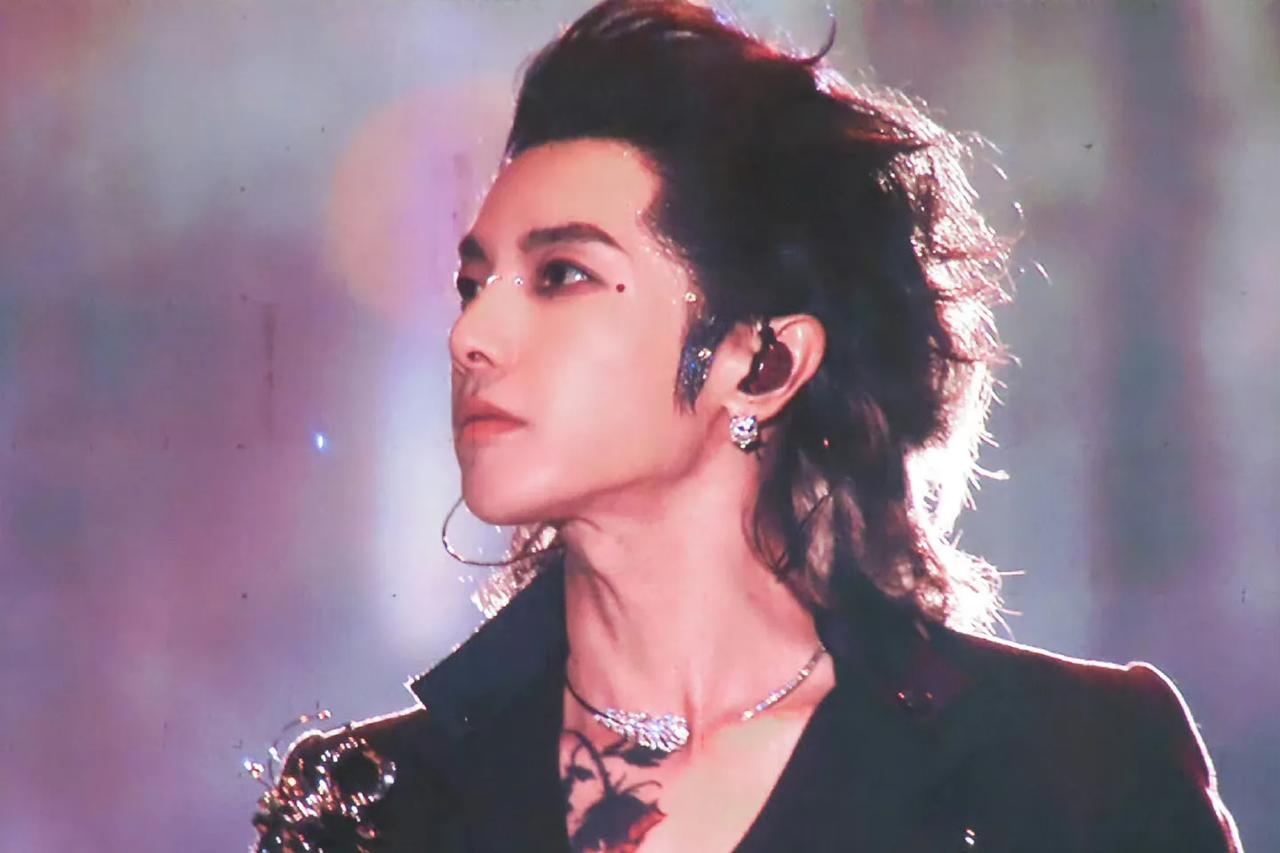 不可否认，
华晨宇真的是巨星，就算不是粉也挺佩服的，看看鸟巢的人气，现在很难找出