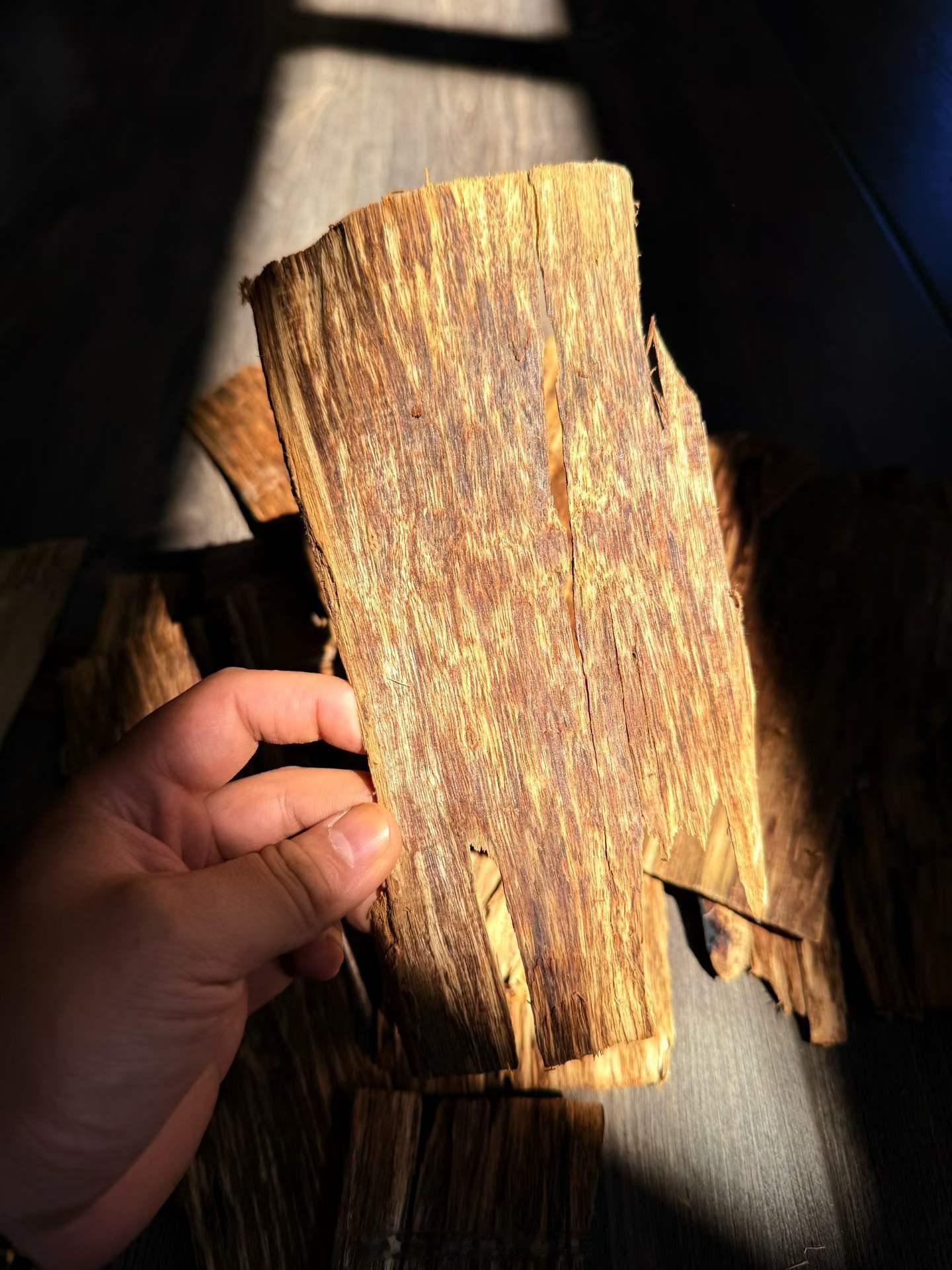 广东信宜火眼水格片广东信宜火眼水格片，树种为白木香（Aquilaria sine