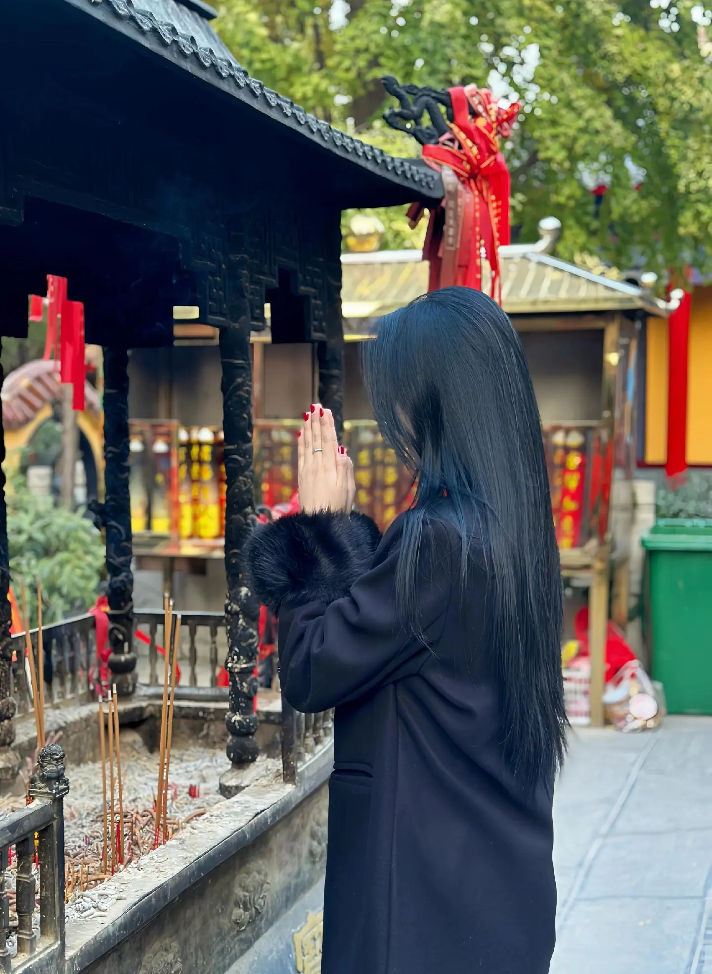 “三十岁以后，慢慢经历了生活的起起落落，渐渐读懂了生活的无奈，看透了人...